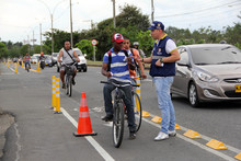 Biciusuarios transitando por el bicicarril