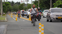 Biciusuarios transitando por el bicicarril