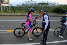 Biciusuarios transitando por el bicicarril
