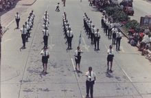 Agentes de tr&aacute;nsito desfilando por la calle 5