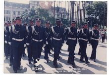 Agentes de tr&aacute;nsito con uniforme de gala, 1996