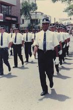 Agentes de tr&aacute;nsito desfilando