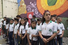   Estudiantes v&iacute;ctimas del conflicto armado estrenan uniformes