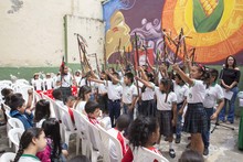 Estudiantes v&iacute;ctimas del conflicto armado estrenan uniformes