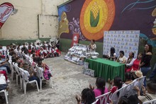 Estudiantes v&iacute;ctimas del conflicto armado estrenan uniformes