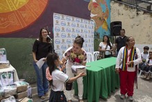 Estudiantes v&iacute;ctimas del conflicto armado estrenan uniformes