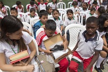 Estudiantes v&iacute;ctimas del conflicto armado estrenan uniformes
