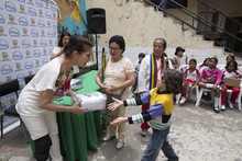 Estudiantes v&iacute;ctimas del conflicto armado estrenan uniformes