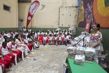 Estudiantes v&iacute;ctimas del conflicto armado estrenan uniformes