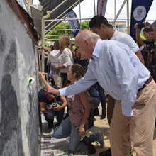 Con &lsquo;pintat&oacute;n&rsquo;, alcalde Armitage anuncia refaccionamiento de 16 instituciones educativas de Cali