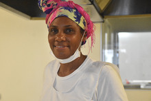 Con or&eacute;gano, cimarr&oacute;n, camar&oacute;n y ajo, Luz Obeida Cuen&uacute; supera la violencia y el destierro