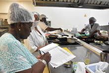 Con or&eacute;gano, cimarr&oacute;n, camar&oacute;n y ajo, Luz Obeida Cuen&uacute; supera la violencia y el destierro