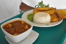 Con or&eacute;gano, cimarr&oacute;n, camar&oacute;n y ajo, Luz Obeida Cuen&uacute; supera la violencia y el destierro