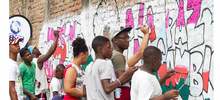 J&oacute;venes de la comuna 14 le apuestan a la paz y plasman su deseo en un mural
