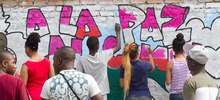 J&oacute;venes de la comuna 14 le apuestan a la paz y plasman su deseo en un mural