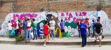 J&oacute;venes de la comuna 14 le apuestan a la paz y plasman su deseo en un mural