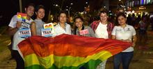 Un arco iris de luz brill&oacute; en Cali en contra de la Lgbti fobia