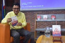 &ldquo;La literatura salva vidas&rdquo;: escritor Albeiro Echavarr&iacute;a, en lanzamiento de su libro &lsquo;Te amo, peladita&rsquo;