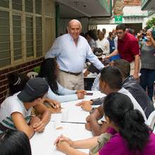 El alcalde Armitage verific&oacute; obras de progreso social en la Comuna 11
