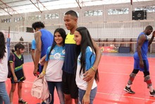 Selecci&oacute;n Colombia de voleibol comparti&oacute; con ni&ntilde;os beneficiarios de Deporvida