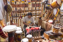 Los portadores de tradici&oacute;n, hacen su agosto en el Petronio &Aacute;lvarez.