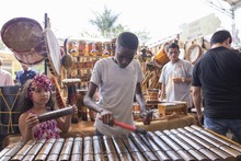 Los portadores de tradici&oacute;n, hacen su agosto en el Petronio &Aacute;lvarez.