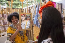 Los portadores de tradici&oacute;n, hacen su agosto en el Petronio &Aacute;lvarez.