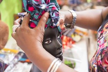 Los portadores de tradici&oacute;n, hacen su agosto en el Petronio &Aacute;lvarez.