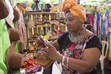 Los portadores de tradici&oacute;n, hacen su agosto en el Petronio &Aacute;lvarez.