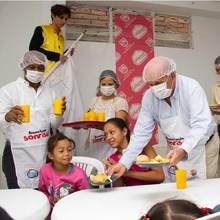 Gracias al alcalde Armitage, ya son 25.000 raciones las que se reparten cada d&iacute;a en los comedores comunitarios de Cali