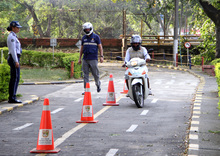 En Cali, las monjas aprenden a conducir en la Secretar&iacute;a de Movilidad 