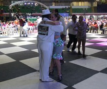 M&aacute;s de 100.000 a&ntilde;os bailaron en el Encuentro de Viejotecas del XIII Festival Mundial de Salsa