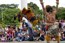 El circo Incubaxion Teatro invit&oacute; a conservar el medio ambiente.