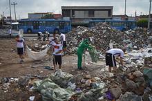 Jornada de limpieza en zona de renovaci&oacute;n urbana del centro de Cali