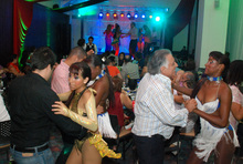 Aprenda a bailar los pasos de la salsa cale&ntilde;a en el Parque Alameda 