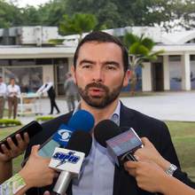 Alcalde Armitage anuncia llegada de 200 polic&iacute;as m&aacute;s para Cali, tras consejo de seguridad con el presidente Duque