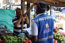 Alcald&iacute;a de Cali interviene con jornada de limpieza la plaza de mercado Santa Elena