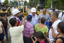Alcalde Armitage entrega maquinaria para reforzar la pavimentaci&oacute;n con adoquines en los barrios de Cali