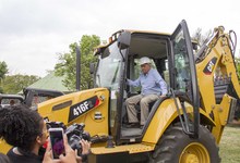 Alcalde Armitage entrega maquinaria para reforzar la pavimentaci&oacute;n con adoquines en los barrios de Cali