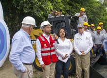 Alcalde Armitage entrega maquinaria para reforzar la pavimentaci&oacute;n con adoquines en los barrios de Cali