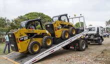 Alcalde Armitage entrega maquinaria para reforzar la pavimentaci&oacute;n con adoquines en los barrios de Cali