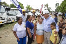 Alcalde Armitage entrega maquinaria para reforzar la pavimentaci&oacute;n con adoquines en los barrios de Cali