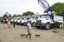 Alcalde Armitage entrega maquinaria para reforzar la pavimentaci&oacute;n con adoquines en los barrios de Cali