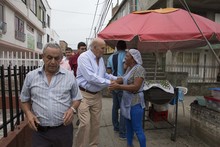 Armitage pide a autoridades revisar norma del C&oacute;digo de Polic&iacute;a que multa a quienes compren a vendedores ambulantes