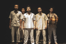 Azul: toque a un alma dividida desde la profundidad del mar