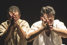 Azul: toque a un alma dividida desde la profundidad del mar