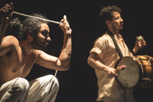 Azul: toque a un alma dividida desde la profundidad del mar