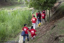 Cale&ntilde;os se &lsquo;ensuciaron&rsquo;&nbsp;en jornada de limpieza del r&iacute;o Cali de &lsquo;Mi Cali Bonita&rsquo; con la fundaci&oacute;n Bavaria 2