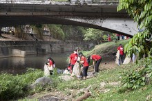 Cale&ntilde;os se &lsquo;ensuciaron&rsquo;&nbsp;en jornada de limpieza del r&iacute;o Cali de &lsquo;Mi Cali Bonita&rsquo; con la fundaci&oacute;n Bavaria 3