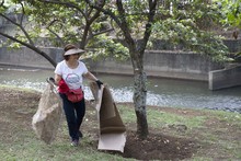 Cale&ntilde;os se &lsquo;ensuciaron&rsquo;&nbsp;en jornada de limpieza del r&iacute;o Cali de &lsquo;Mi Cali Bonita&rsquo; con la fundaci&oacute;n Bavaria